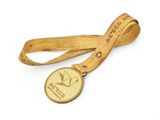 Medal drewniany z papierową smyczą