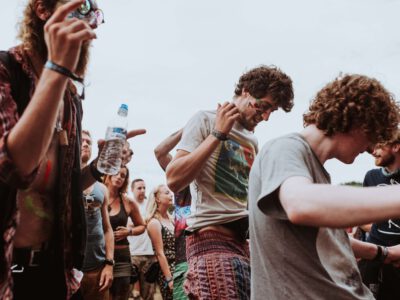 obrazek przedstawia grupę młodych ludzi bawiących się na festiwalu. Wszyscy uczestnicy koncertu mają na nadgarstku opaskę tyvek z indywidualną grafiką.