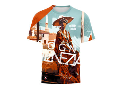 T-shirt z Nadrukiem Sublimacyjnym. Cała powierzchnia koszulki jest pokryta grafiką związaną z miastem Wenecja. Duży napis na śrdoku Venezia. Grafika przedstawia kobietę na tle miasta.
